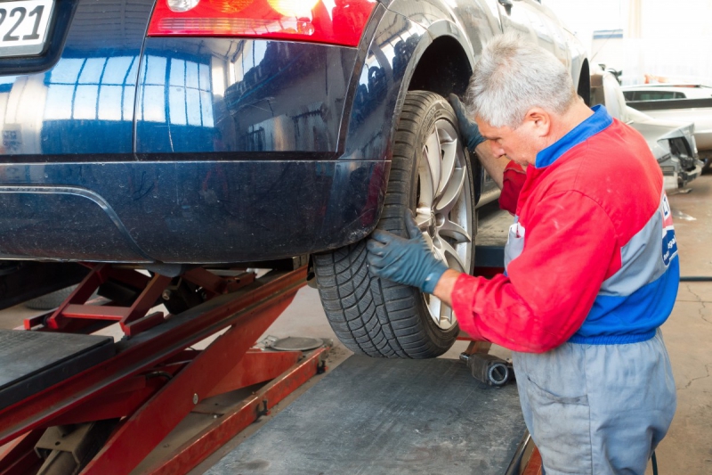 ecommerce-TOUET SUR VAR-min_auto_repair_repair_lift_auto_mechanic_work_clothes_master_professional_man_of_the_fold-685629