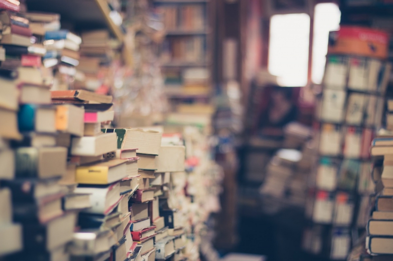 ecommerce-TOUET SUR VAR-min_books_stack_book_store_stack_of_books_2nd_hand_retro_hipster_shop-829090