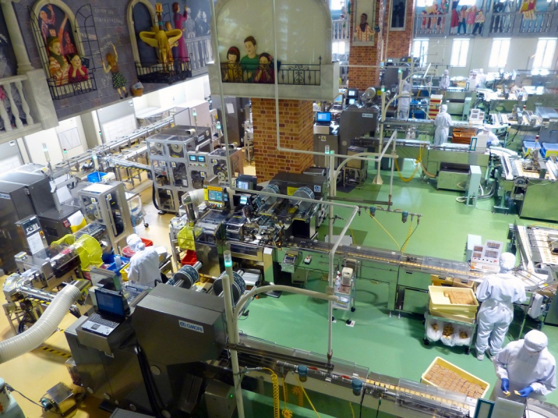 ecommerce-TOUET SUR VAR-min_japan_sapporo_chocolate_factory_label_packaging_cookie_machine_operators-961509