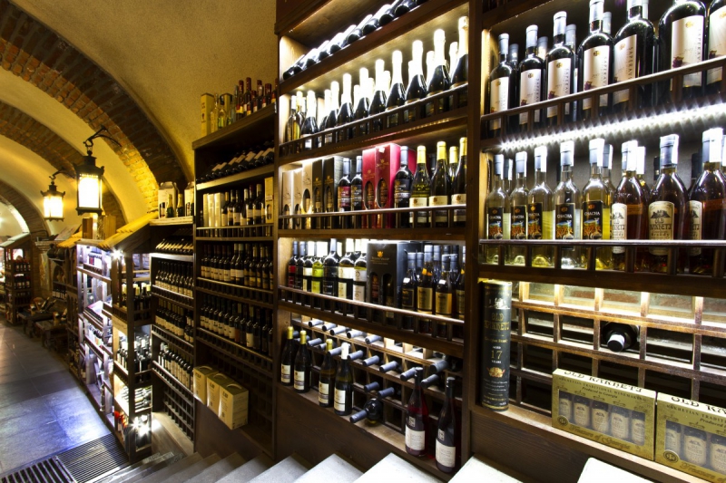 ecommerce-TOUET SUR VAR-min_world_street_travel_shop_canon_georgia_wine_bottles-429767